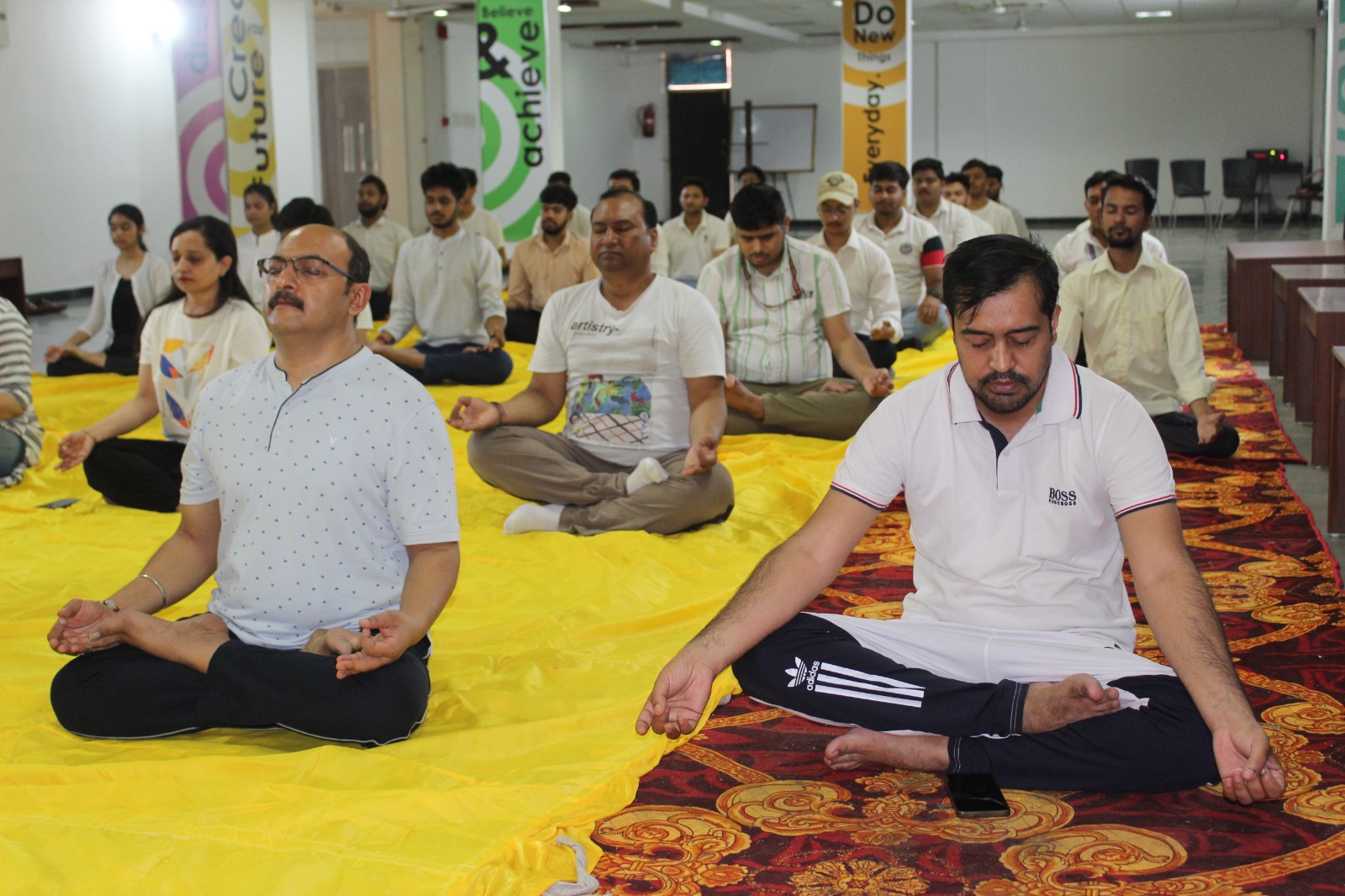 इंदिरापुरम इंस्टिट्यूट ऑफ़ हायर स्टडीज में विद्यार्थियों और शिक्षकों ने 21 जून 2024 को मनाया योग दिवस।